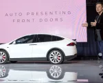 Elon Musk en 2015 junto al Tesla Model X.