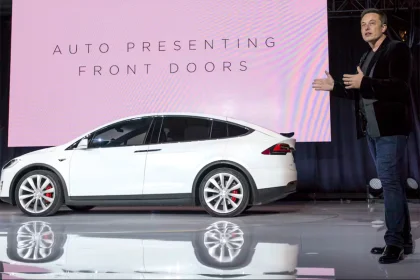 Elon Musk en 2015 junto al Tesla Model X.