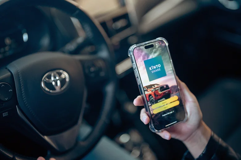 A través de la app de KINTO Share se puede contratar el servicio desde el celular. - a