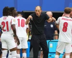 Thomas Tuchel dando indicaciones al equipo inglés durante el cooling break