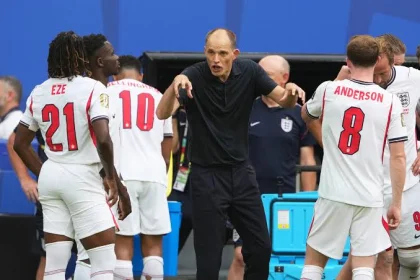Thomas Tuchel dando indicaciones al equipo inglés durante el cooling break