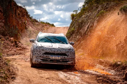 La nueva pick-up de Renault se ensaya en diferentes escenarios naturales.