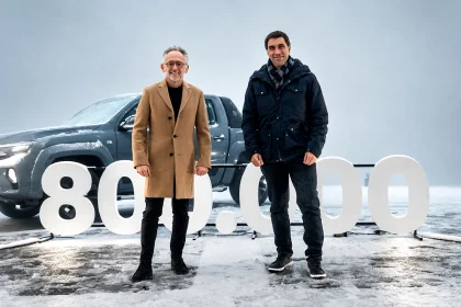 Marcellus Puig y Martín Massimino, junto a la Amarok 800.000.