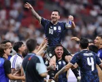 Enzo Fernández carga en andas a Lionel Messi ante el delirio de los jugadores argentinos en la semifinal. (@Argentina)