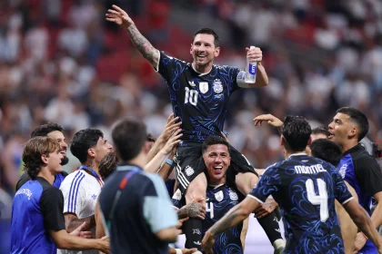 Enzo Fernández carga en andas a Lionel Messi ante el delirio de los jugadores argentinos en la semifinal. (@Argentina)