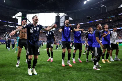 La alegría de los jugadores argentinos tras la histórica victoria por 2-1 frente a Inglaterra en las semifinales.