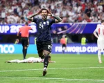 Enzo Fernández hace el Topo Gigio de cara a la tribuna tras convertir el agónico 1-1 frente a Inglaterra.