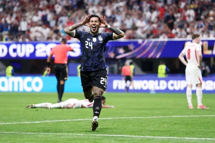Enzo Fernández hace el Topo Gigio de cara a la tribuna tras convertir el agónico 1-1 frente a Inglaterra.