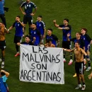 La historia detrás de la bandera de las Malvinas que mostraron los jugadores de la Selección Argentina tras el triunfo ante Inglaterra