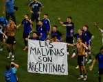 Los jugadores mostrando la bandera tras el partido ante Inglaterra