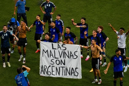 Los jugadores mostrando la bandera tras el partido ante Inglaterra