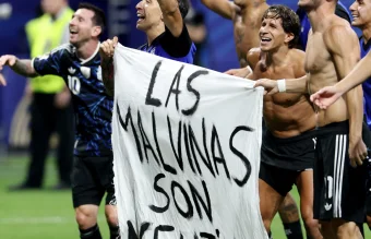Los jugadores de la selección celebran con una bandera de las islas Malvinas