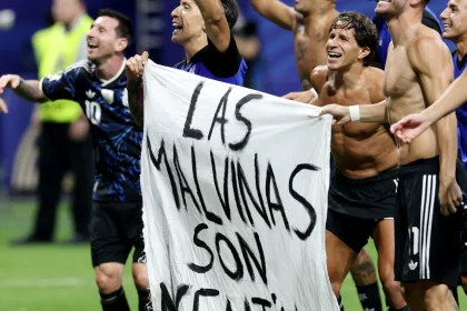 Los jugadores de la selección celebran con una bandera de las islas Malvinas