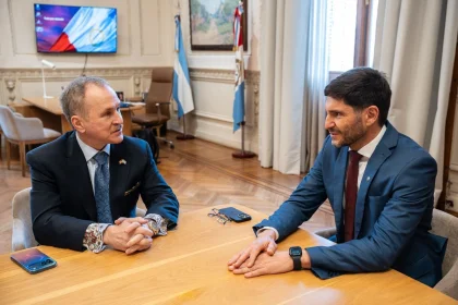 El gobernador Maximiliano Pullaro con el embajador de Estados Unidos en Argentina, Peter Lamelas