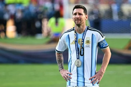 Messi llora, parece su despedida de la Selección Argentina. (@Argentina)