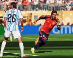 Ferran Torres festeja su gol definitivo ante la mirada de Nahuel Molina en la final del Mundial 2026. (@SEFutbol)