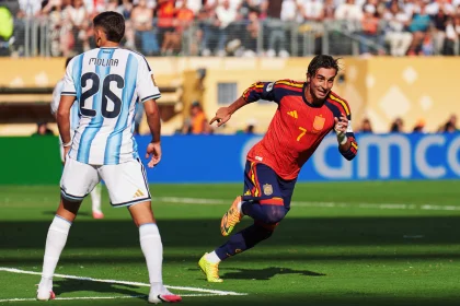 Ferran Torres festeja su gol definitivo ante la mirada de Nahuel Molina en la final del Mundial 2026. (@SEFutbol)
