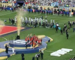 Los jugadores de Argentina, en el fondo, de cara a los hinchas, mientras se produce la premiación a España.