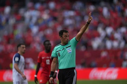 Facundo Tello, uno de los tres árbitros argentinos en el Mundial, hizo historia al aplicar la regla de los cinco segundos.
