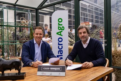 El presidente del Macro, Jorge Brito y el titular de la Asociación Argentina de Brangus, Mauricio Groppo.